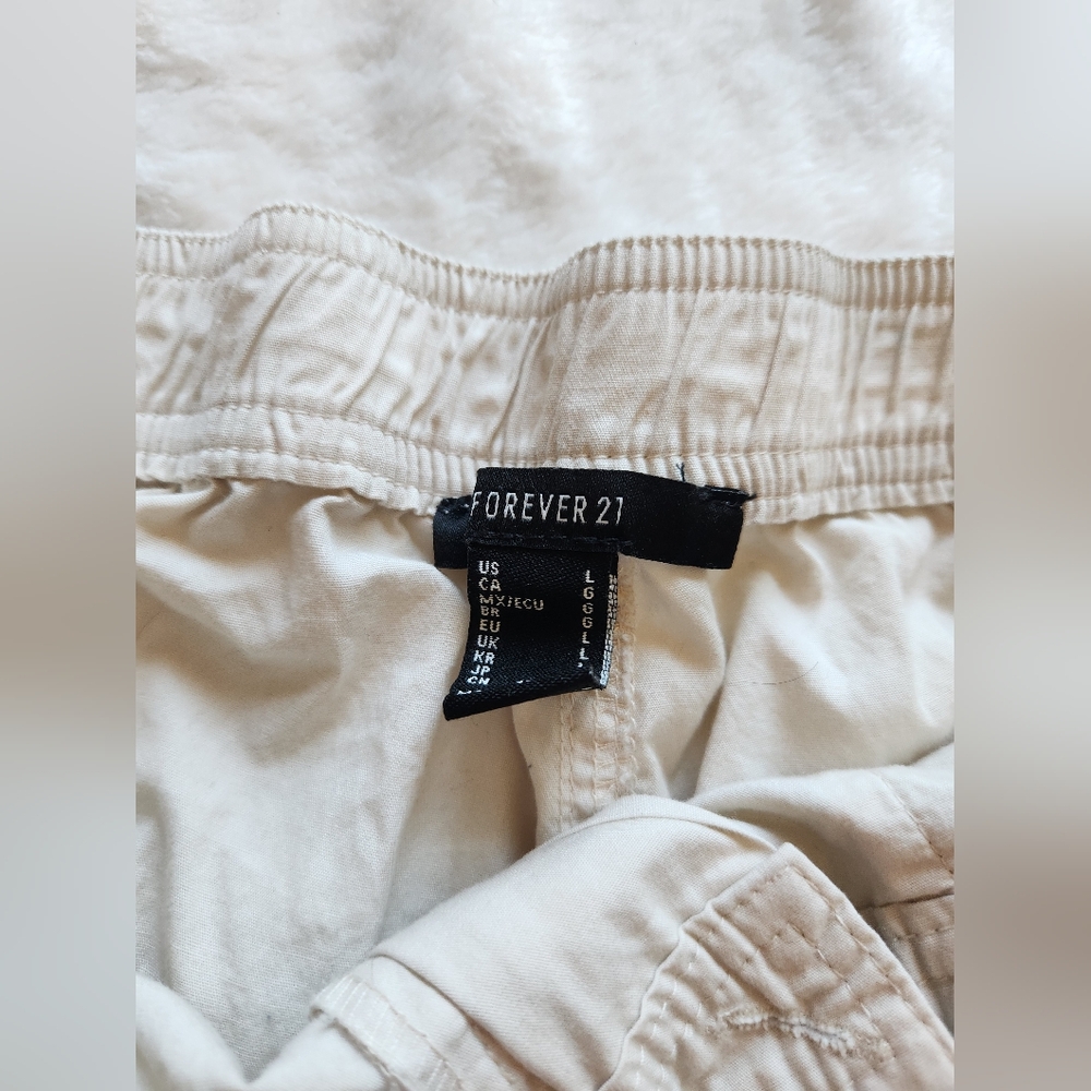 LIKE NEW Forever 21 Cream Cargo Pants with Elastic Waist - Picture 4 of 6